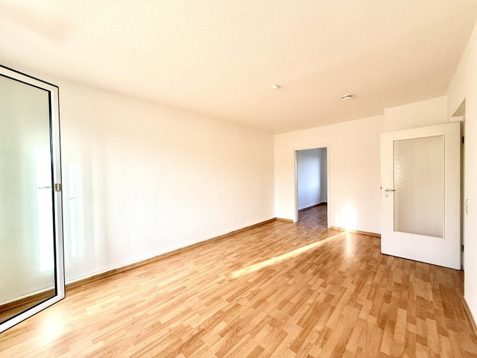 Helle 2-Raum-Wohnung mit Balkon und Blick auf die Elbhänge - 830€ Gesamtmiete inkl. Stellplatz – Wohnzimmer