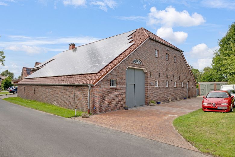 Umfassend sanierter und modernisierter Resthof mit Scheune und Photovoltaik in Ostfriesland – Außenansicht