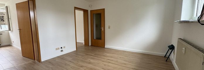 yeni zeminli, aydınlık 3 odalı daire, hemen taşınmaya hazır – Raum 1