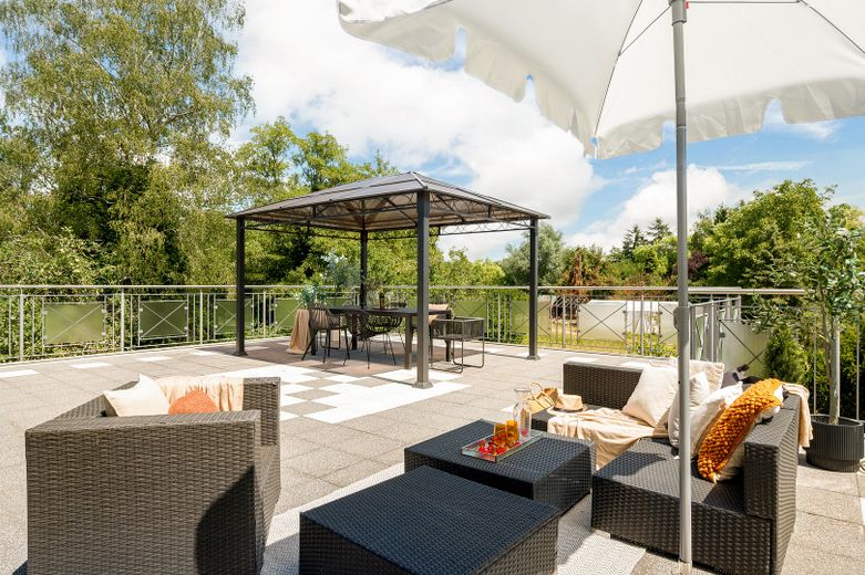 Provisionsfrei & sofort bezugsfertig: 4-Zi-Wohlfühloase mit 86 m² Sonnenterrasse – Loungebereich