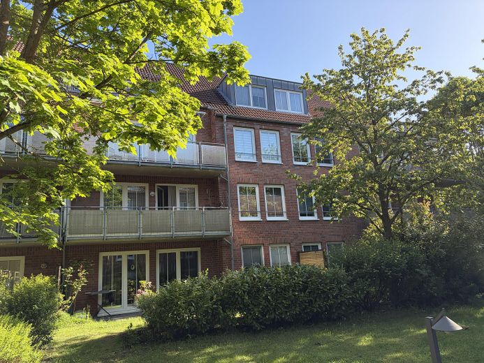 Kernsanierte helle und ruhige Wohnung mit Balkon ins Grüne – Gartenansicht