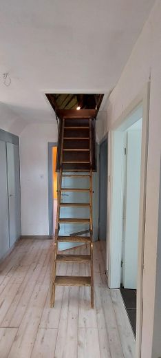 Hazır bir ev değil. Kendi EVİNİZİ yaratma fırsatı – Treppe Bühne