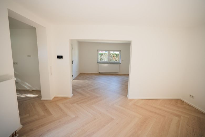 Freistehendes Designhaus am Wald | hochwertig modernisiert , einzugsbereit | 7 Stellplätze – EG_Wohnzimmer_Esszimmer