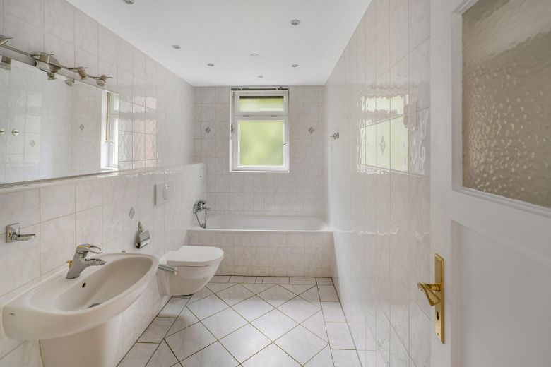 KOMİSYONSUZ - 144 m² büyüklüğünde, Schmargendorf'da iç avlu bahçeli 4,5 odalı yüksek zemin kat dairesi – Badezimmer mit Badewanne