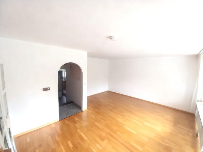 Münih yakınlarında Zorneding’de bakımlı sıra ortası ev – Wohnzimmer