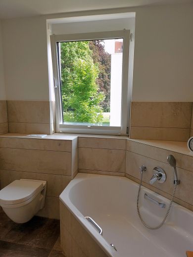 Bad - Toilette, Badewanne