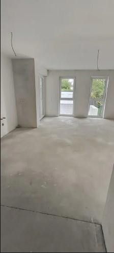 Wohnzimmer mit großen Fenstern