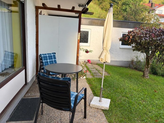 Compacta residencia en Allgäu con terraza orientada al sur y vistas a las montañas – Terrasse