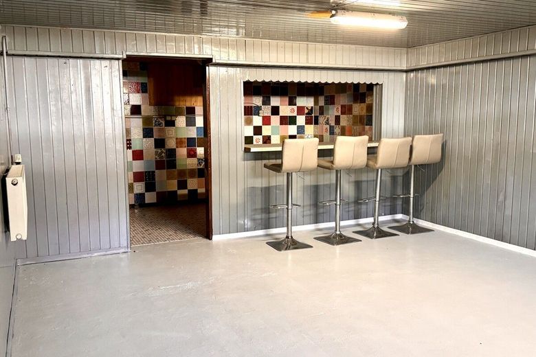 Stilvolles Einfamilienhaus mit hochwertiger Teilsanierung und großzügiger Garage – Keller:Bar