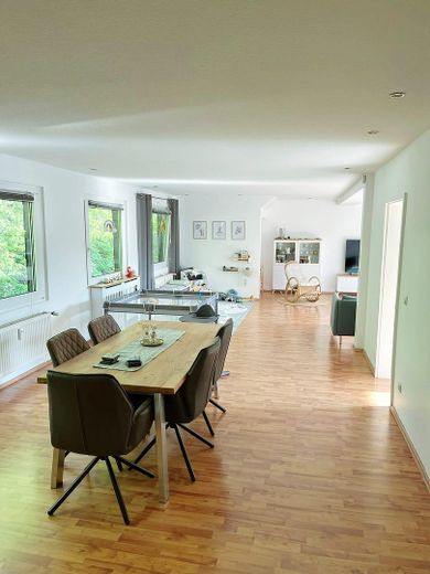 Dachterrasse mit Blick ins Grüne. Ganz oben. Ganz für sich. Ganz ruhig. Mitten im Wasserviertel. – Esszimmer