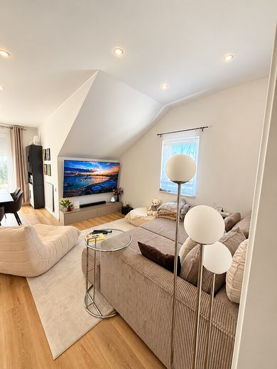 Modern 2-kamerappartement op de bovenste verdieping (A+) met parkeerplaats in de ondergrondse garage – zonder makelaarscourtage – Wohnbereich
