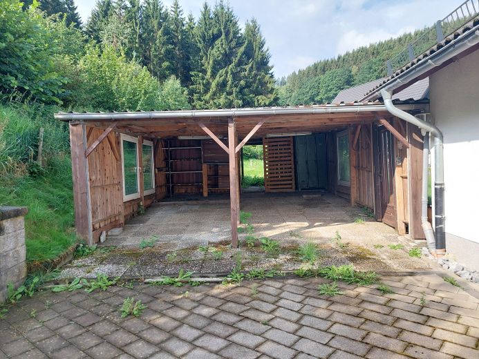 हरियाली के बीच दो बालकनी वाला सुंदर अपार्टमेंट – Carport
