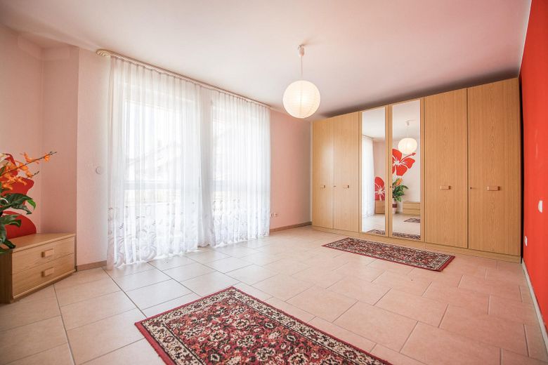 Appartamento di 4 locali senza provvigione a Lörrach-Hauingen – 131 m² vicino al nuovo Dreiland-Klinikum – Zimmer 1