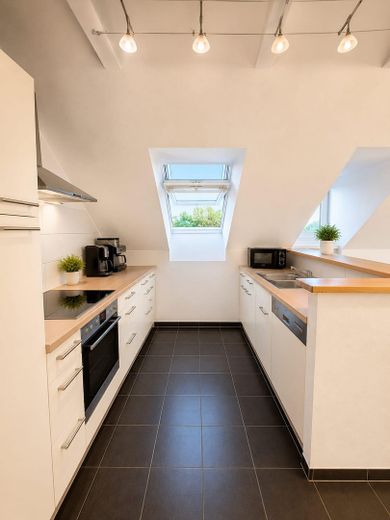 Modernisierte Dachgeschosswohnung – Küche (eingerichtet)