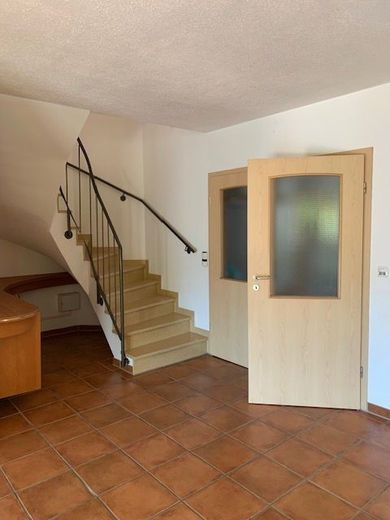 Provisionsfrei! Traumhaft schönes EFH mit separatem Büro-/Gästebereich - sofort frei! – Treppe ins OG
