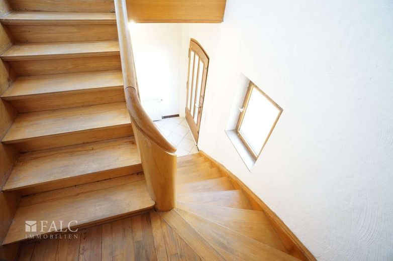 Familienhaus in ansprechender Lage (UKS) zu verkaufen! – Treppenhaus