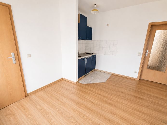 Clevere Kapitalanlage: Charmante 1-Zimmer-Wohnung in der Nähe historischer Kirche – Wohnzimmer