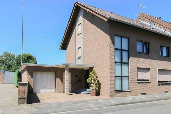 Wszechstronny dom jednorodzinny z mieszkaniem dodatkowym i 21 garażami w Jüchen