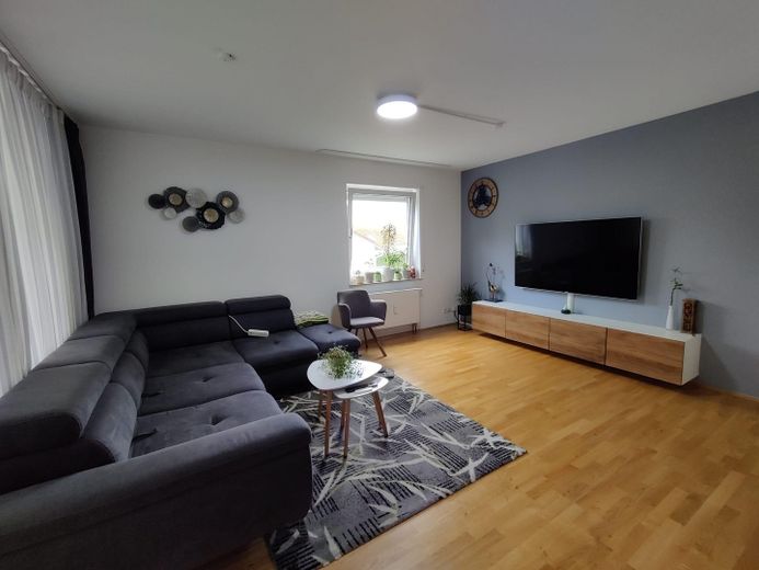Attraktive 3-Zimmer-Wohnung mit Einbauküche, Garten und PV-Potenzial – Wohnzimmer