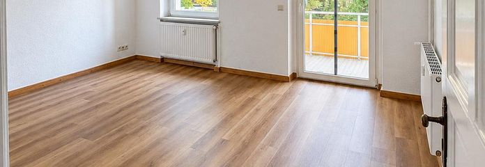 Merkezi konumda, geniş güney balkonlu, aydınlık 2 odalı eski yapı dairesi – Helles Wohnzimmer mit Balkon