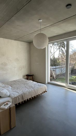 4-Zimmer-Wohnung mit großem Garten, Terrasse & Garage – Schlafzimmer