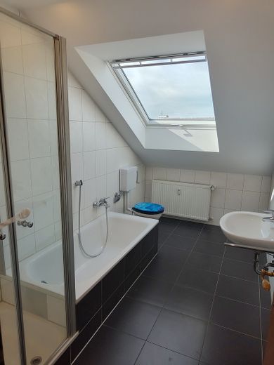 ruhige 4-Zi-Whg (ca. 95qm) mit Terrasse und Garage – Badezimmer