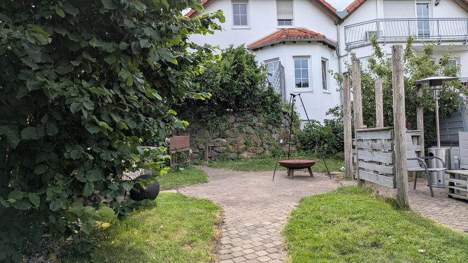 Garten mit Sicht auf das Haus