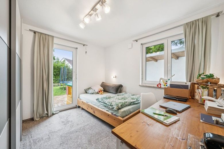 Energieeffizientes Familienhaus in Langenpreising mit großem Grundstück, Doppelgarage und PV-Anlage – Büro EG
