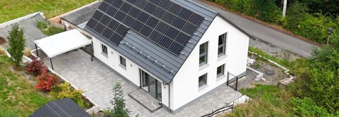 Современный энергоэффективный дом (г. п. 2020) с просторной солнечной террасой и фотоэлектрической установкой в идиллическом месте в 95361 Кёдниц-Эберсбах