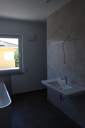Neubau-DHH in Magdeburg-Diesdorf / familienfreundlicher Garten / Photovoltaik / 2 Stellplätze – Waschtisch Villeroy & Boch