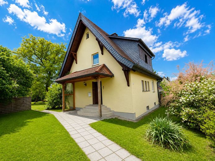 Familientraum mit Paradiesgarten - Schnuckeliges Haus - 5 Zimmer, Terrasse, Doppelgarage, Bestlage! – Das Haus von außen - sehr gepflegter Eindruck