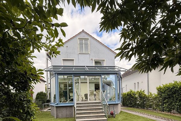 CHARMANTES EINFAMILIENHAUS MIT LICHTDURCHFLUTETEM WINTERGARTEN AUF IDYLLISCHEM GRUNDSTÜCK