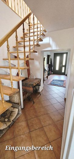Tu sueño de tener un caballo en casa se hace realidad – Diele mit Treppenaufgang