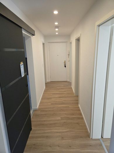 Amplio apartamento de 4 habitaciones en una zona tranquila – Flur