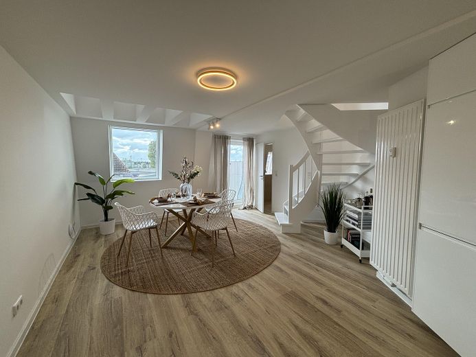Vollmöblierte 2,5-Zimmer-Maisonette mit Tageslichtbad & Kellerraum - Neubau 2024 in Köln Mülheim! – Wohnbereich