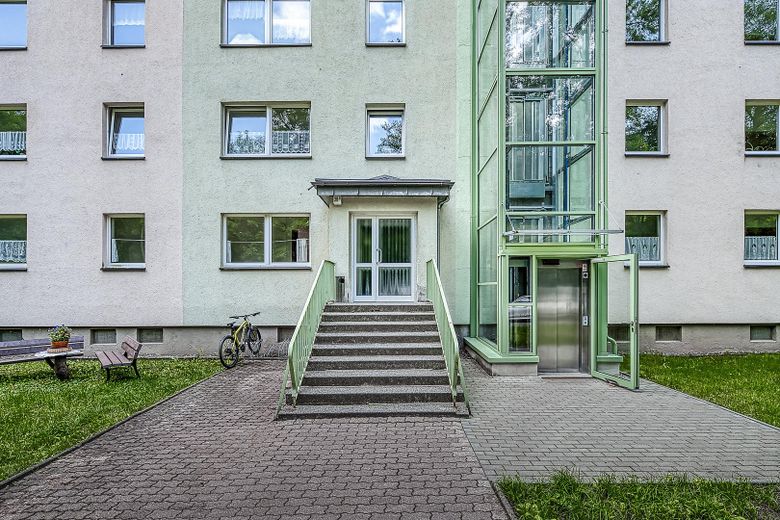 Hauseingangsbereich mit Lift