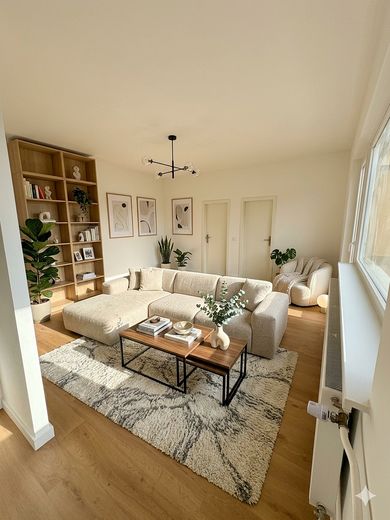 Erstbezug nach Sanierung – Moderne 2-Zimmer-Wohnung nahe Kurfürstendamm – Musterbild Wohnzimmer