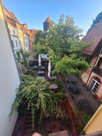 Wyjątkowe mieszkanie 2-pokojowe z dużym balkonem tarasowym w historycznej starówce – Blick vom Balkon