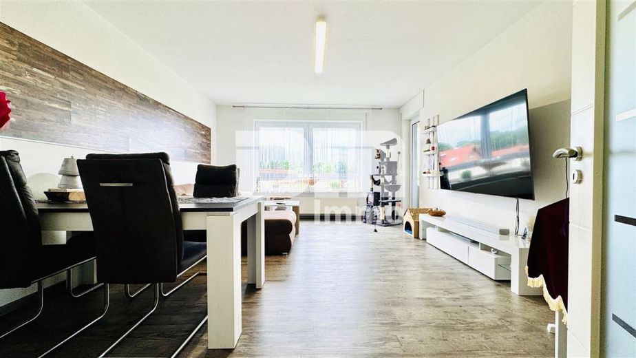 Hochwertig sanierte, ebenerdige Dreizimmerwohnung im EG mit Loggia + PKW-Stellplatz – Wohn / Esszimmer / Zugang Balkon