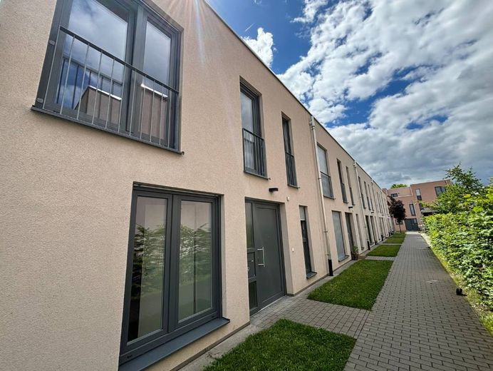Après rénovation : suffisamment d’espace pour votre famille ! - Grande maison mitoyenne en bout de rangée à Käfertal – Ansicht
