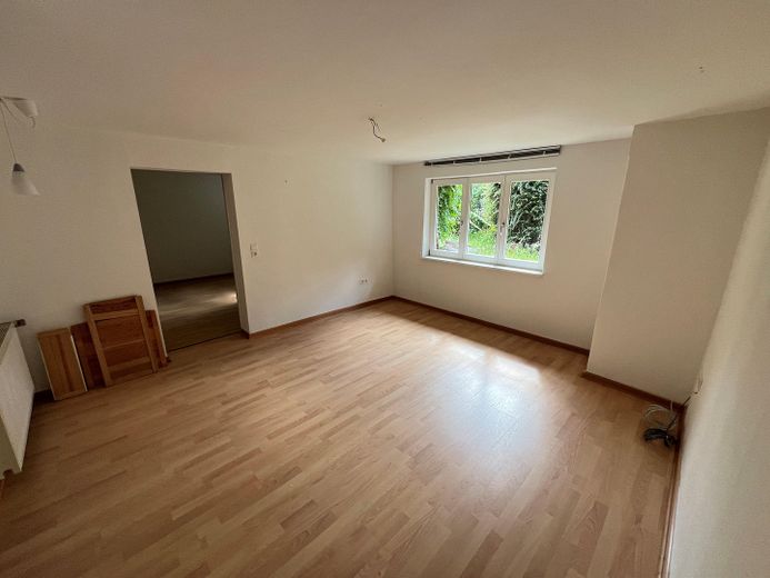 PROVISIONSFREI: Charmantes EFH in zentraler, ruhiger Anliegerstraße – Wohnzimmer Souterrain, Laminat