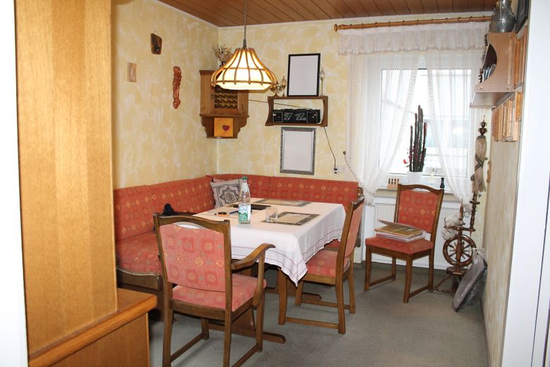 Gepflegtes Zweifamilienwohnhaus in Wilburgstetten mit vielfältigen Nutzungsmöglichkeiten – Esszimmer EG
