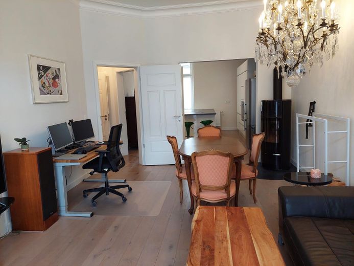 Zentral gelegene 4-Zimmer Wohnung mit Balkon und Fahrstuhl – Wohnzimmer2