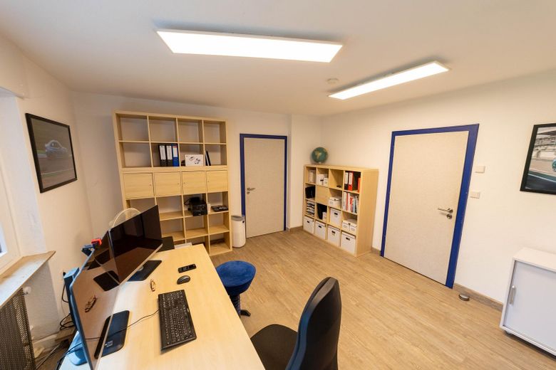Im Grünen leben - mitten im Zentrum (maklerfrei)  - inkl. 85qm Einliegerwohnung – Büro / Wohnraum 1 Einlieger