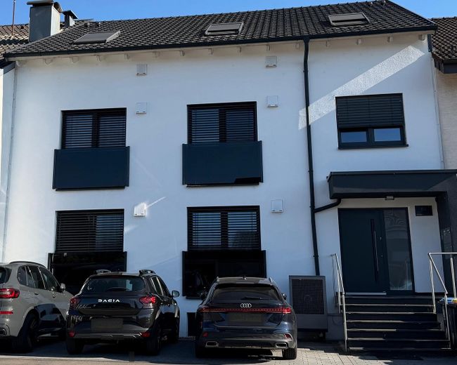 Moderne 3-Zimmer-Dachgeschosswohnung (A+) mit Loggia, Einbauküche, Stellplatz und großem Dachboden – Haus