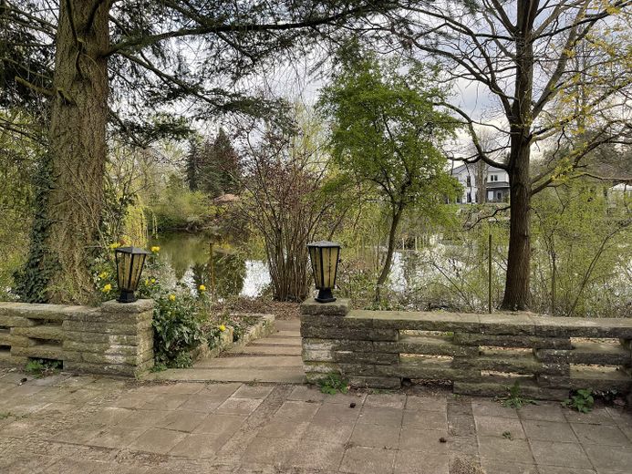Riservato - Terreno sul lago! 1.079 m² - riva privata sul lago - esposizione a sud - vicino a Berlino - senza provvigione – Terrasse mit Seeblick im Mai