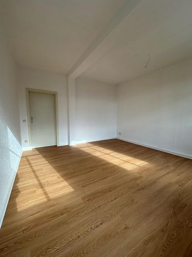 Świeżo odnowione, kuchnia w zabudowie + miejsce parkingowe w cenie: 67 m² w kamienicy za jedyne 371 € czynszu bez opłat! – Zdjęcie 6