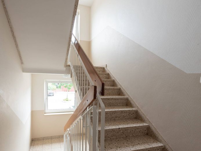 Renovierte 3-Zimmer-Dachgeschosswohnung mit BALKON und EBK – Treppenhaus