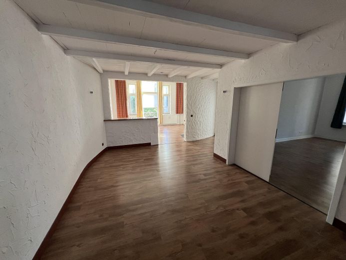 شقة قديمة واسعة من 3.5 غرف مجددة مع شرفة في موقع مركزي وهادئ – Esszimmer