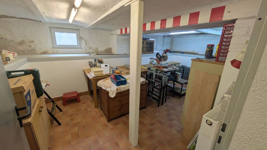 Well-maintained two-family house with large garden, garages and versatile usage possibilities – Keller Werkstatt